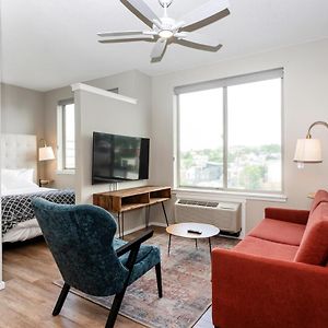 One-Bedroom Queen Room